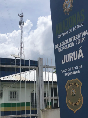 A Polícia Civil do Amazonas (PC-AM), por meio da 70ª Delegacia Interativa de Polícia (DIP) de Juruá (a 674 quilômetros de Manaus), em ação integrada com a Polícia Militar do Amazonas (PMAM) e Guarda Civil Municipal (GCM), prendeu em flagrante, na segunda-feira (10), dois homens, de 19 anos, por envolvimento na tentativa de homicídio qualificado de um homem, de 35 anos. Além deles, a cunhada de um deles foi autuada em flagrante por outros crimes.