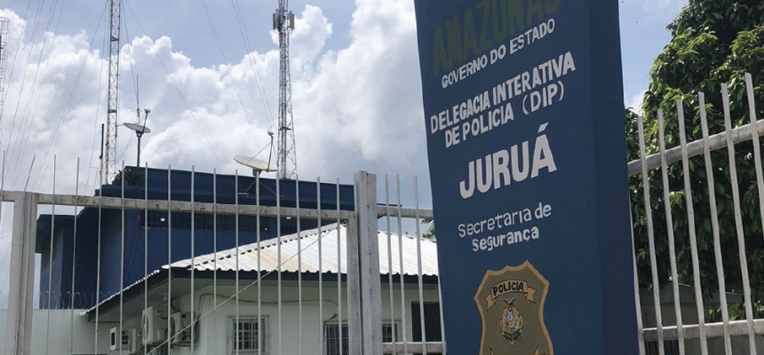 A Polícia Civil do Amazonas (PC-AM), por meio da 70ª Delegacia Interativa de Polícia (DIP) de Juruá (a 674 quilômetros de Manaus), em ação integrada com a Polícia Militar do Amazonas (PMAM) e Guarda Civil Municipal (GCM), prendeu em flagrante, na segunda-feira (10), dois homens, de 19 anos, por envolvimento na tentativa de homicídio qualificado de um homem, de 35 anos. Além deles, a cunhada de um deles foi autuada em flagrante por outros crimes.