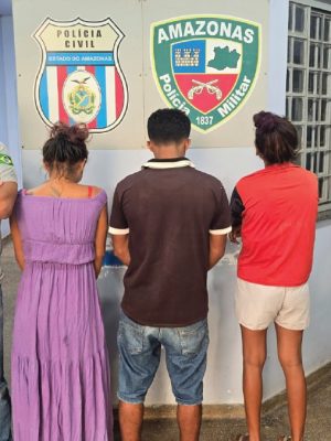 A Polícia Civil do Amazonas (PC-AM), por meio da 70ª Delegacia Interativa de Polícia (DIP) de Juruá (a 674 quilômetros de Manaus), em ação integrada com a Polícia Militar do Amazonas (PMAM) e Guarda Civil Municipal (GCM), prendeu em flagrante, entre sexta-feira (04) e sábado (05), Lucas Souza da Silva, Josina Ferreira Bravino e Tamina da Silva Freitas, todos de 23 anos, pelos crimes de receptação, furto qualificado e tráfico de drogas. As prisões foram efetuadas nos bairros São Francisco e Tancredo Neves, no município.