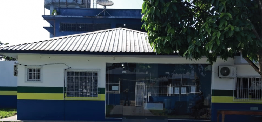 A Polícia Civil do Amazonas (PC-AM), por meio da 70ª Delegacia Interativa de Polícia (DIP) de Juruá (a 674 quilômetros de Manaus), em ação conjunta com a Polícia Militar do Amazonas (PMAM), prendeu em flagrante, no sábado (20), um homem, de 25 anos, pelo crime de tentativa de homicídio qualificado contra seu padrasto, de 42 anos. A vítima foi atingida por golpes de faca durante a madrugada do mesmo dia.