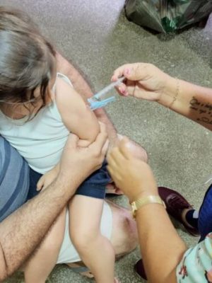 Com o objetivo de melhorar os índices de cobertura vacinal no estado, o Amazonas realiza neste sábado (18) o Dia D da campanha de multivacinação. A iniciativa faz parte de uma mobilização nacional coordenada, no estado, pela Fundação de Vigilância em Saúde do Amazonas (FVS-RCP) com apoio da Secretaria de Estado de Saúde (SES-AM).